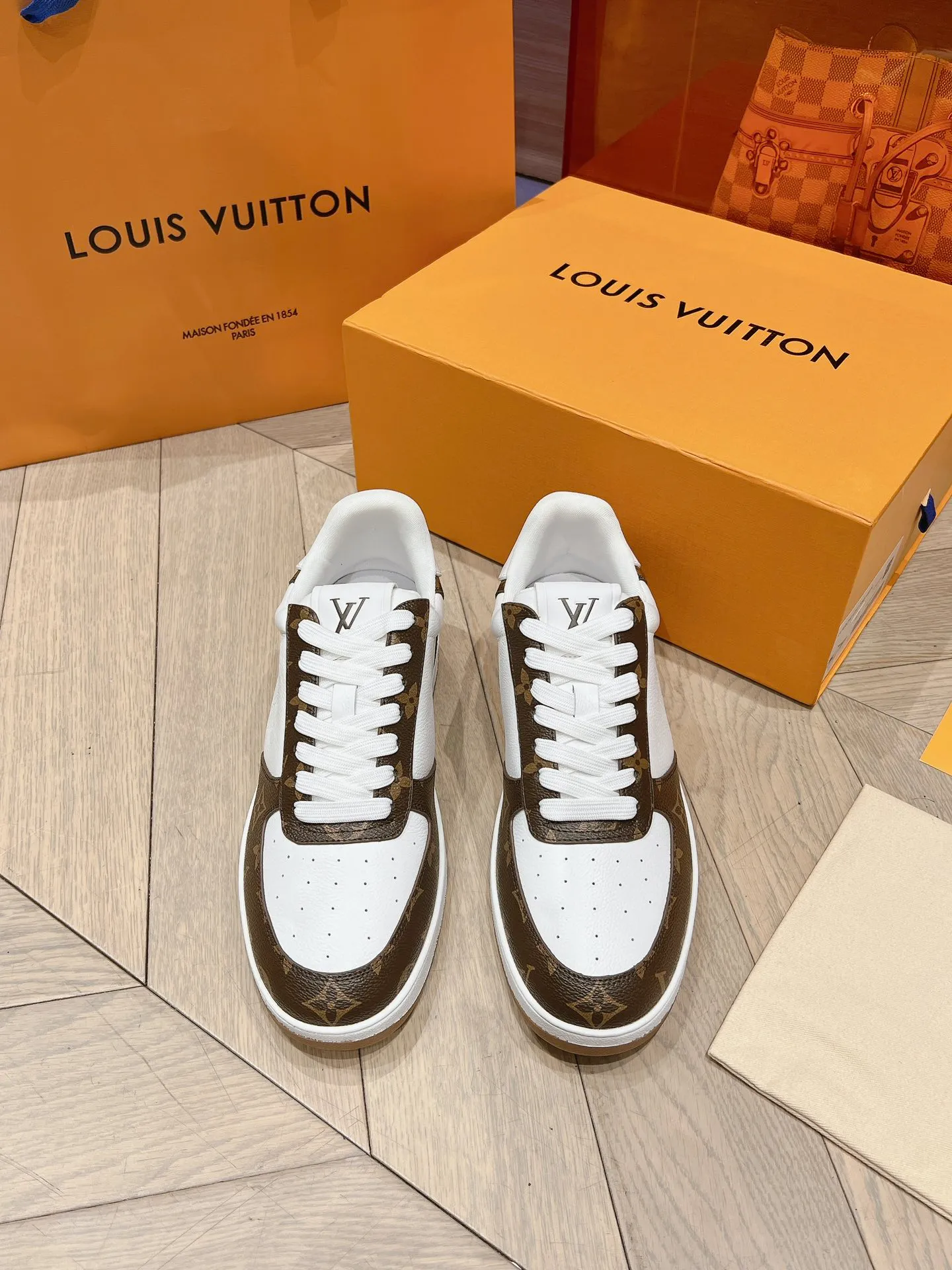 👟👟Ex-factory price 680👟👟 LV new white shoes men's letter series letter color matching pure cowhide 3D printed breathable holes men's casual business travel shoes👟full of comfort Size number: 39-45